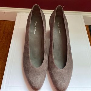 STUART WEITZMAN
Ontrend suede pumps in Size 9 in Color Taupe